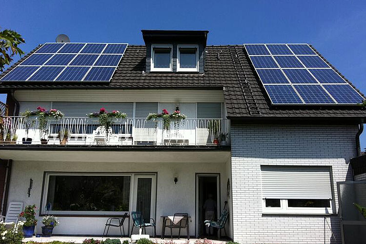 Das Dach eines Einfamilienhauses gesäumt mit Solarpanelen