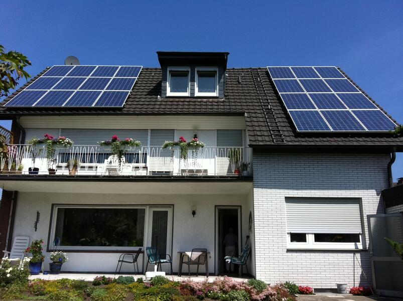 Das Dach eines Einfamilienhauses ist gesäumt mit Solarpanelen