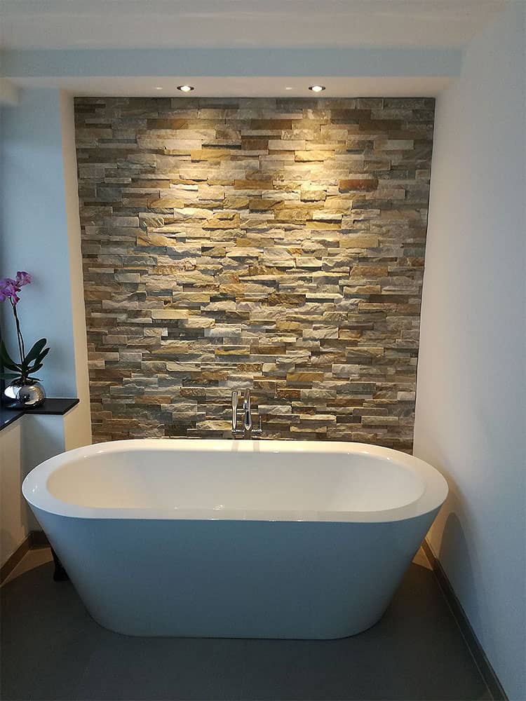 Eine moderne freistehende weiße Badewanne