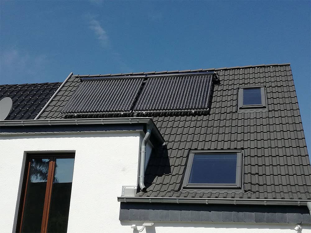 Eine Solaranlage auf einem Dach eines Einfamilienhauses
