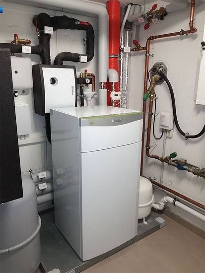 Eine weiße Wärmepumpen in einem Keller