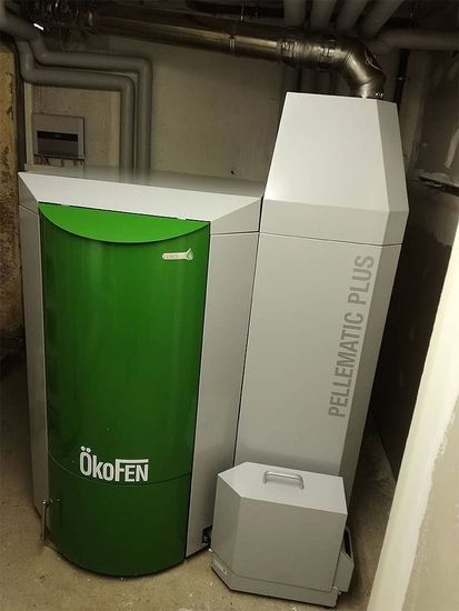 Eine grüne Pelletanlage in einem Keller
